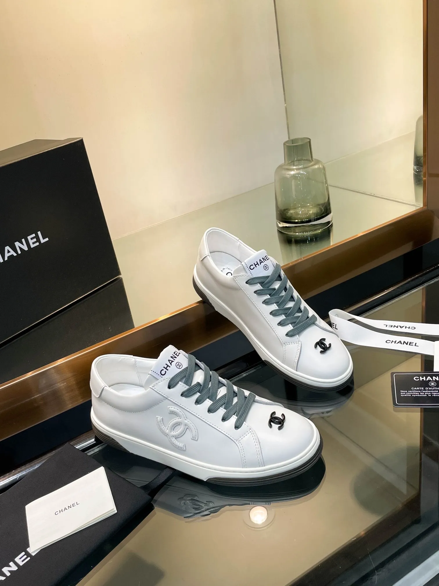 👟👟Ex-factory price 520👟👟Chanel Chanel 25SF latest model full leather panda color white shoes casual sports shoes skateboard shoes original purchase and development production Xiaoxiang C Home Another super popular item in the counter, loved by Internet celebrity bloggers and sisters, and various praises on social platforms. It is very popular, has a high texture, is breathable and super spring and summer. Seeing this issue always arouses the inner desire of girls for fashion. The latest suede material, classic black and white color, full of fashionable feeling on the feet, easy to care for. Fabric: Original customized imported cowhide material. Lining: Customized soft sheepskin lining. Sole: Original molded TPU non-slip outsole. Bottom thickness: 2.5CM. Size: Women's size 35-40 (custom-made sizes 40 are non-refundable)
